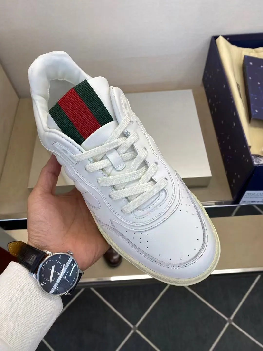 P420 new men's shoes GUCCI [Lightning] latest shoes are shipped. Original quality, fashionable, made of special materials, sheepskin lining, brand new packaging. The foot feels super comfortable and the workmanship is impeccable. Size: Male 38-45.